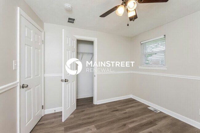 Building Photo - 3 Bedroom Pet-Friendly Home in LOUISVILLE, KY with Main Street Renewal