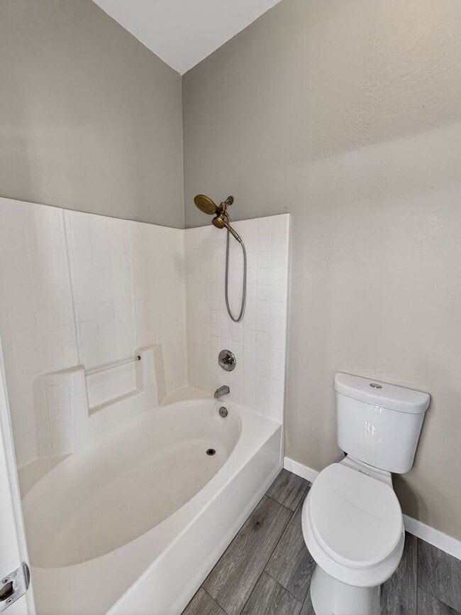 Building Photo - 4Bedroom/2.5Bath Townhome Ready for You!!