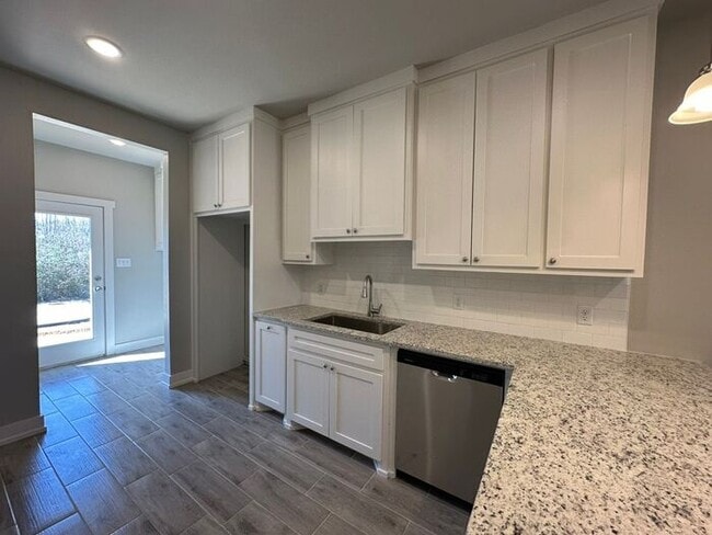 Building Photo - 3 Bedroom 2 Bath Newly Construction in Whi...