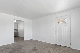Building Photo - 2bd, 1b Cozy Home awaits in Boise Bench!