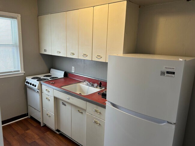Building Photo - Upper level 1 Bedroom in W St Paul!! Move ...