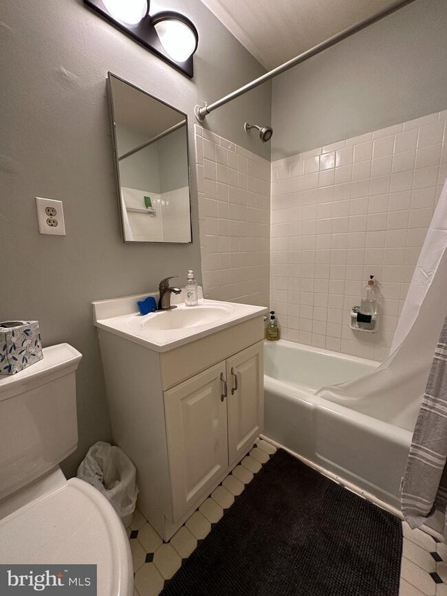 Building Photo - End-unit townhome in Reston.