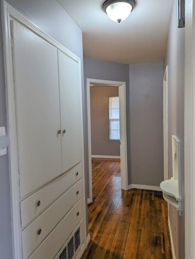 Building Photo - 2 Bed 1 Bath Plus Bonus Living/Office Cottage Style Home-The Village NW OKC