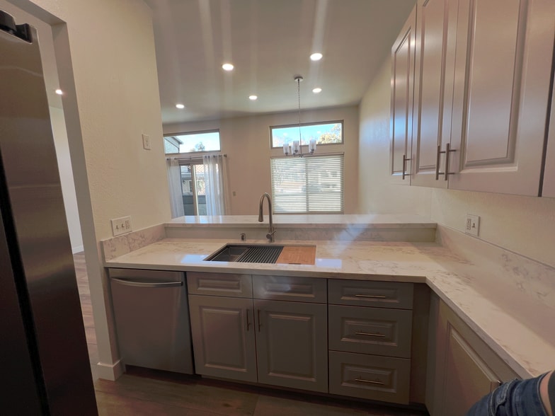 New Samsung dishwasher - 8 Town and Country Rd