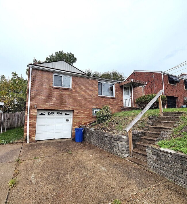 Primary Photo - *Recently Updated 3BD/2BA Single Family Ho...