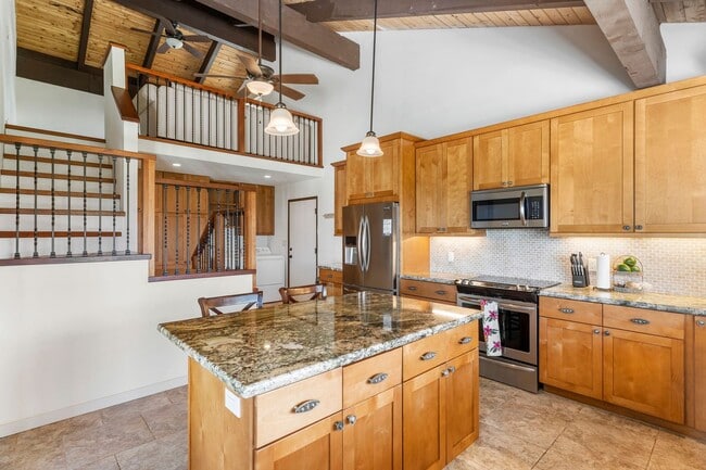 Building Photo - Completely Remodeled 3 Bed/3 Bath with Exp...