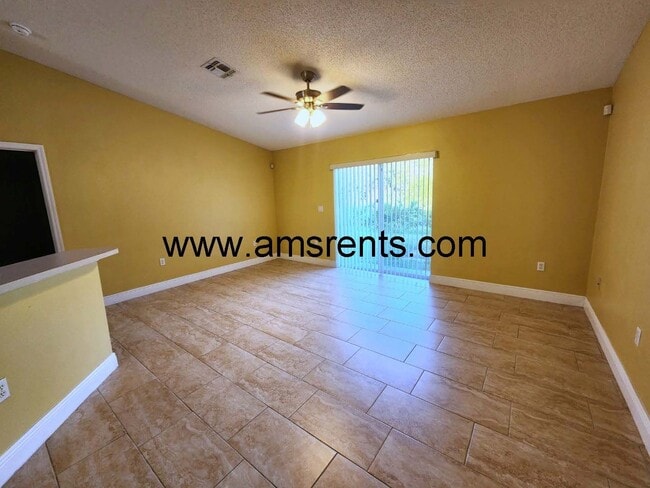 Building Photo - Large 4/2 Home With 2 Car Garage In Poinciana