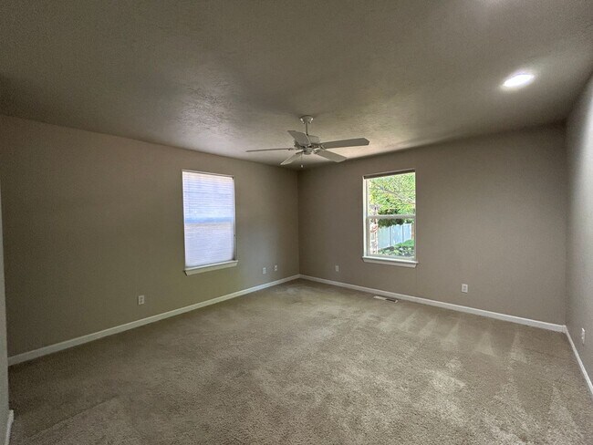 Building Photo - Well Maintained 3 Bedroom / 2 Bathroom Hom...