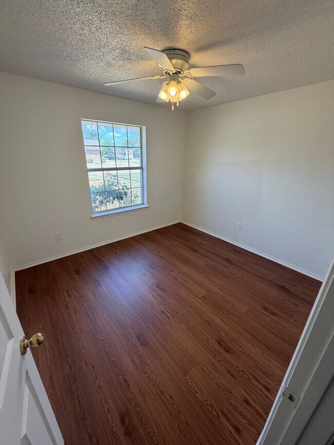 Building Photo - 1013 Shadybrook Ln