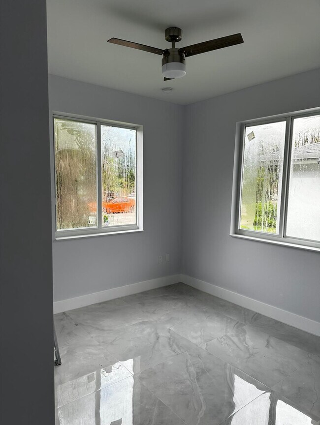 Building Photo - 1507 SW 27th Ct