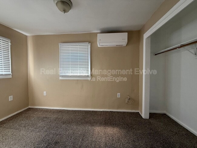 Building Photo - 1437 E Polk St