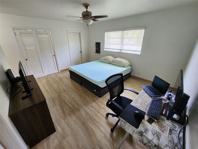 Building Photo - 219 NE 14th Ave