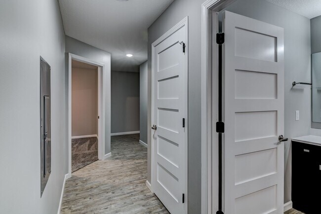 Building Photo - 4 bed, 2 bath