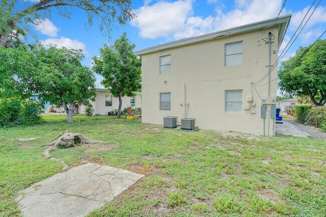 Building Photo - 1225 W 10th St