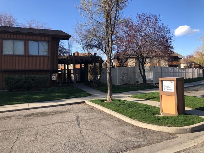 Building Photo - Cute Condo For Rent in Cottonwood Heights!