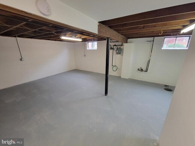 Building Photo - 2207 E Huntington Dr