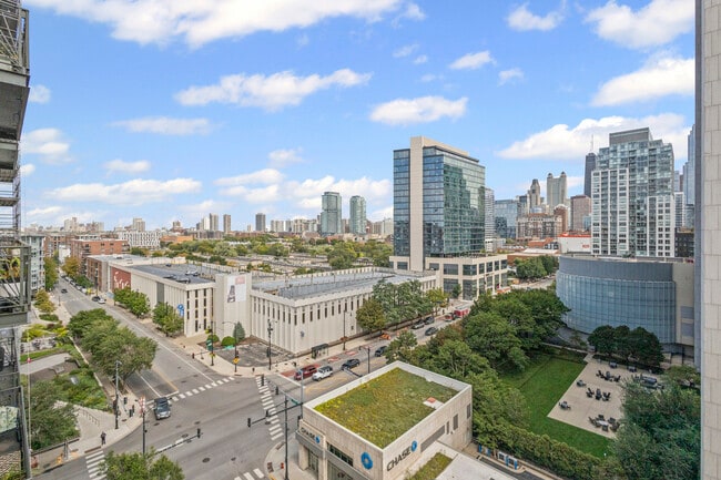 Building Photo - 758 N Larrabee St