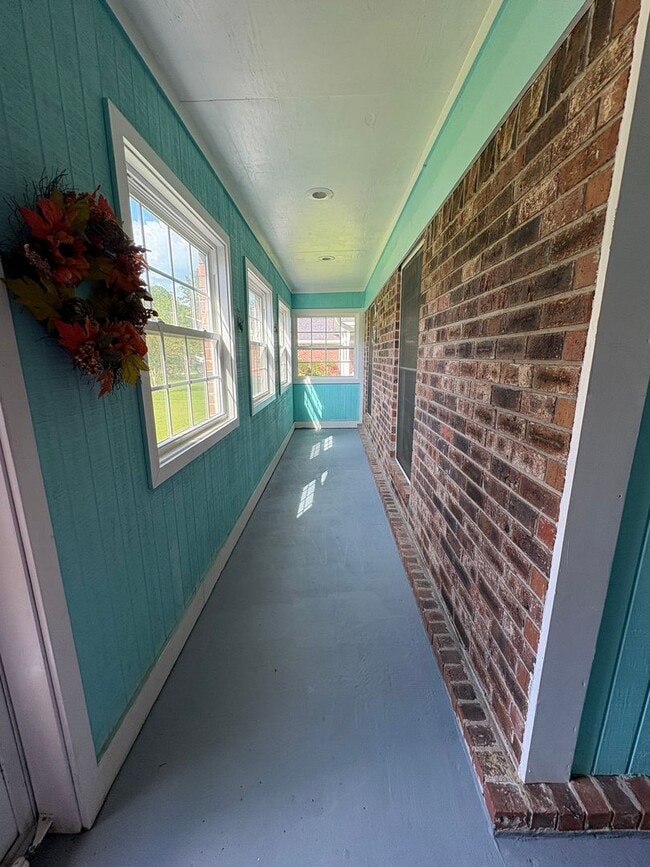 Building Photo - Spacious 3-Bedroom, 2-Bath Home!