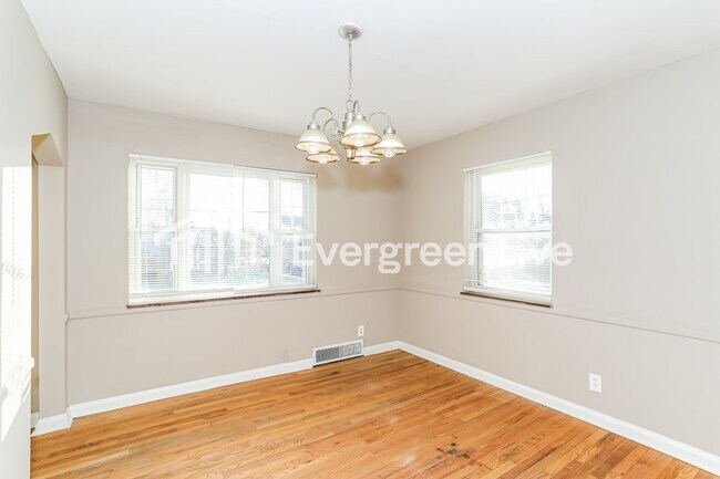 Building Photo - 3316 Robinet Dr