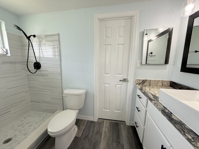 Building Photo - "Charming 2-Bed, 2-Bath Oasis with 1334 Sq Ft in New Port Richey!"