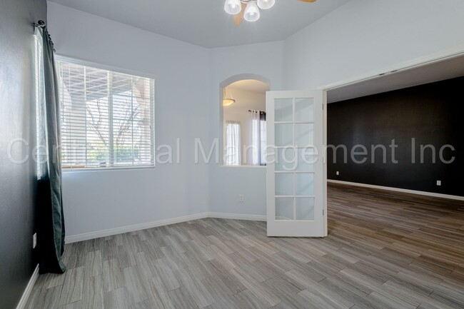 Building Photo - 3 Bedroom/2 Bath Home in Desired Southwest...