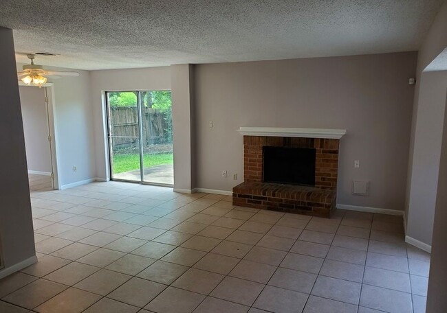 Building Photo - 9201 Carousel Ln