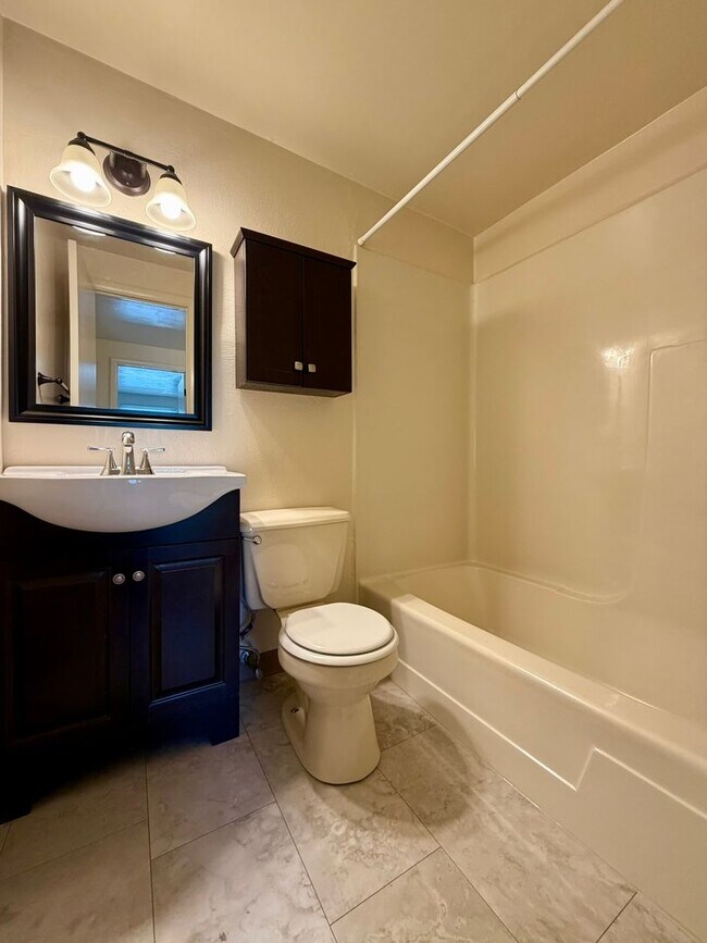 Building Photo - Gorgeous 2BR Townhouse in Plum! Washer & Dryer Included, Central A/C & More! Call Today!