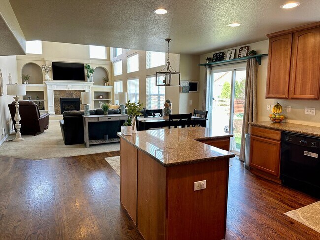 Building Photo - Elegant & Spacious 4BD Home with 3-Car Gar...