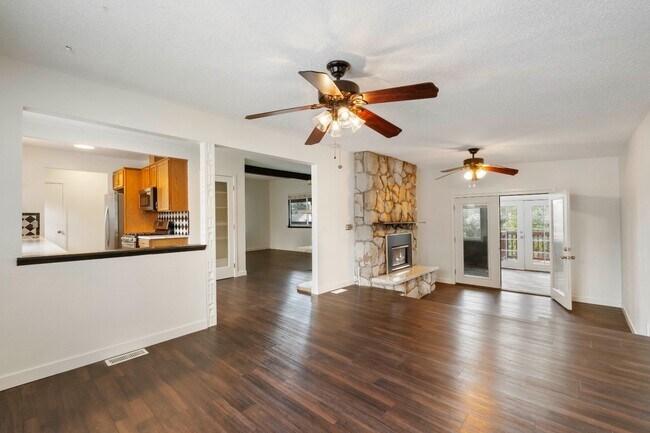 Building Photo - Spacious 5 Bedroom with Huge yard and 3 fireplaces