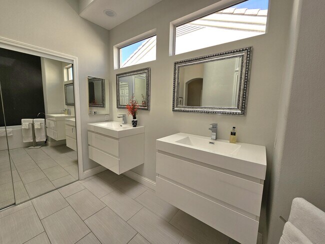 Building Photo - 78622 Waterfall Dr