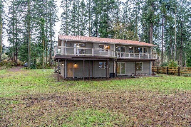 Building Photo - 3 Bedroom 2.5 bathroom nestled in woods with water view