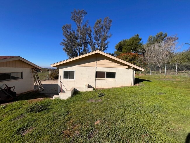 Building Photo - Spectacular Retro Home in a Rural Setting with Views and Space