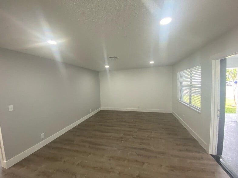 Building Photo - La Siesta Apartments I LLC