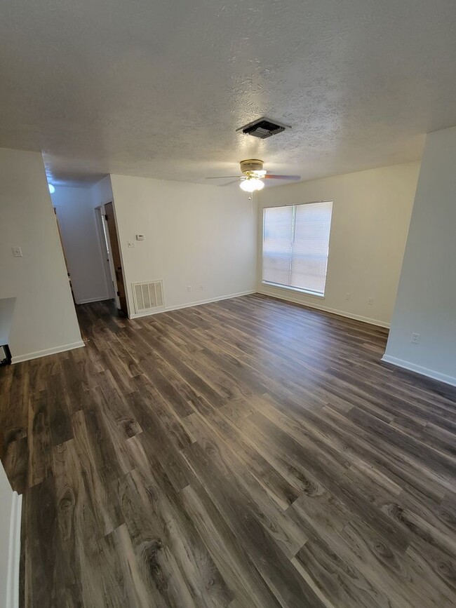 Building Photo - College Station - 2 bedroom / 1 bath Duple...