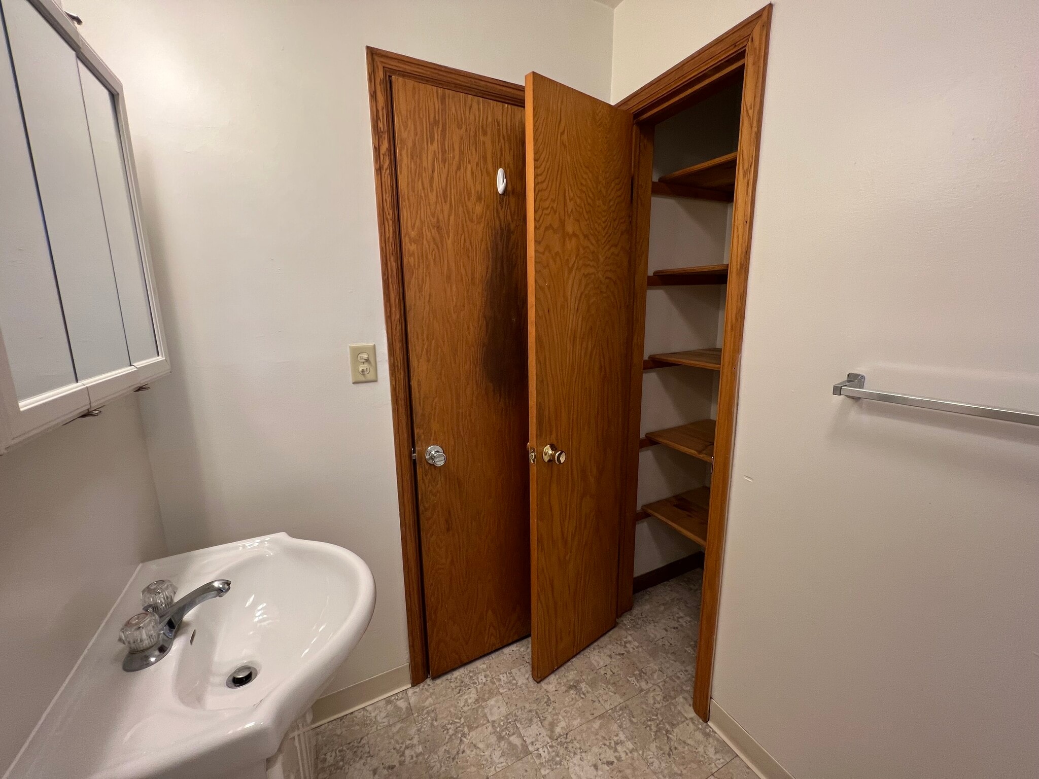 Building Photo - 2102 Pond St