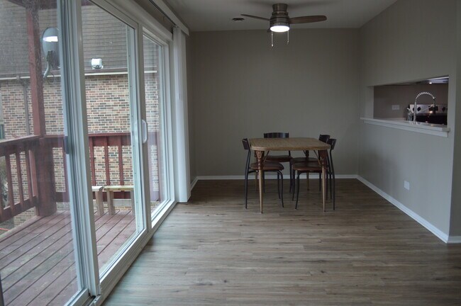 Building Photo - 255 E Court of Shorewood