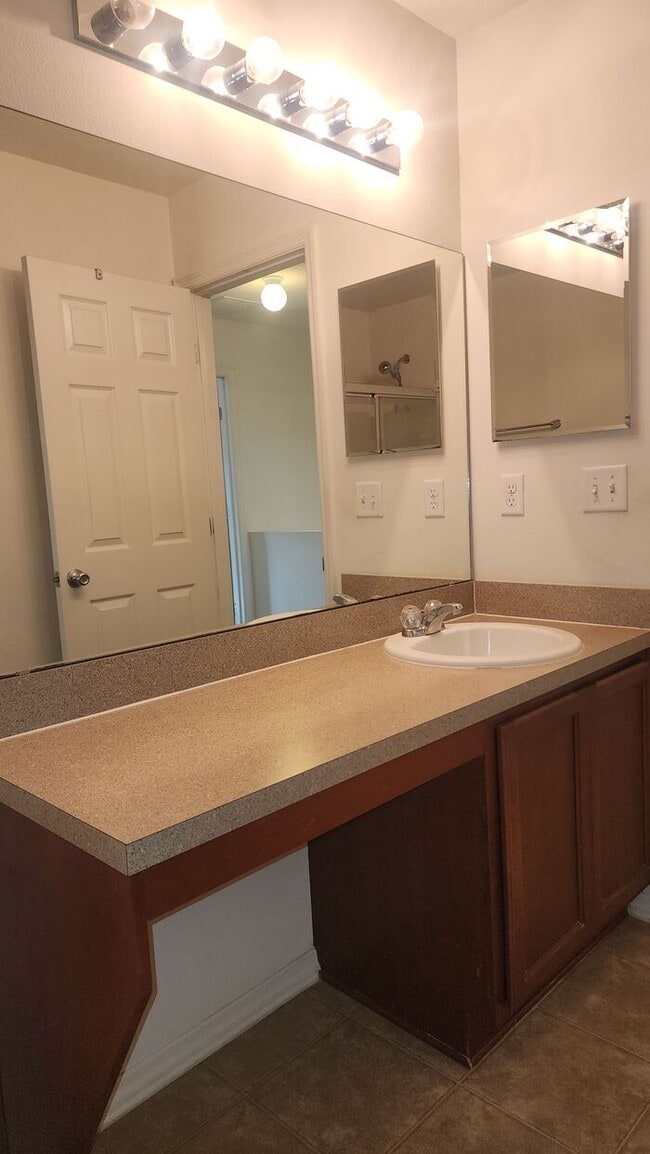 Building Photo - Great 2 Bedroom 1.5 Bath Townhome in Tuscany Village East of SR 16