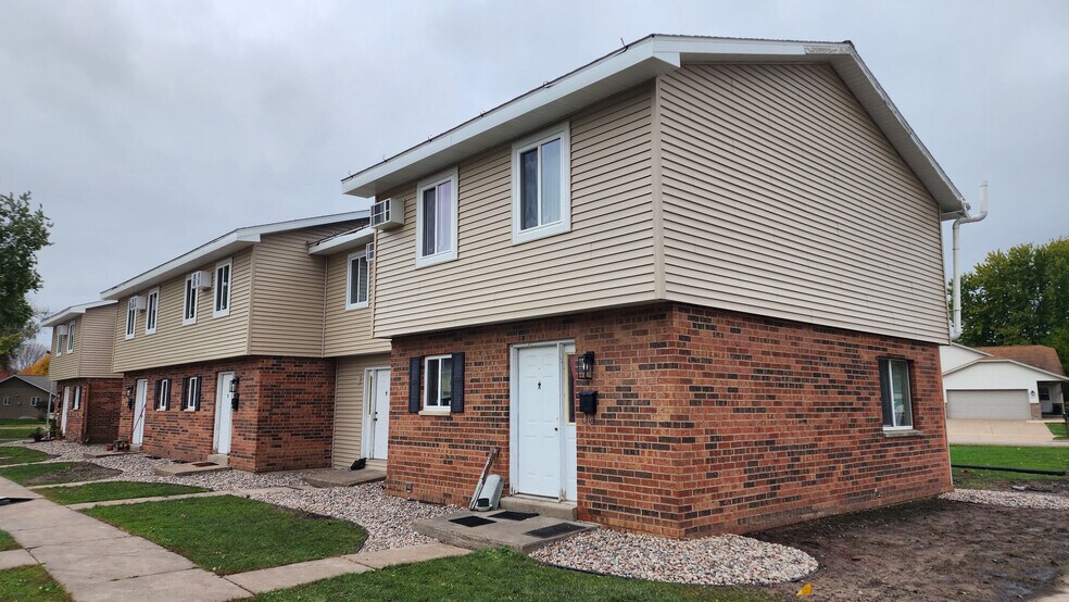 Arrowhead Apartments and Townhomes 3005 S 33rd St La Crosse WI 54601