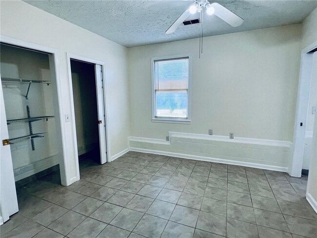 Building Photo - 4005 Shallowford Rd