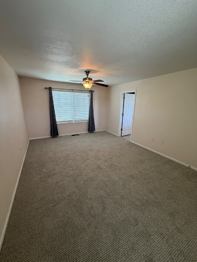 Building Photo - "Spacious 2-Bed Condo with 2.5 Baths in Aurora – Your Dream Home Awaits