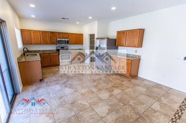 Building Photo - 484 E Cheyenne Rd