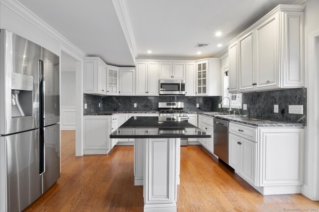 Building Photo - 46 Middlebury St