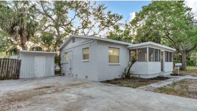 Building Photo - 4/2 ST Pete Home Available Now