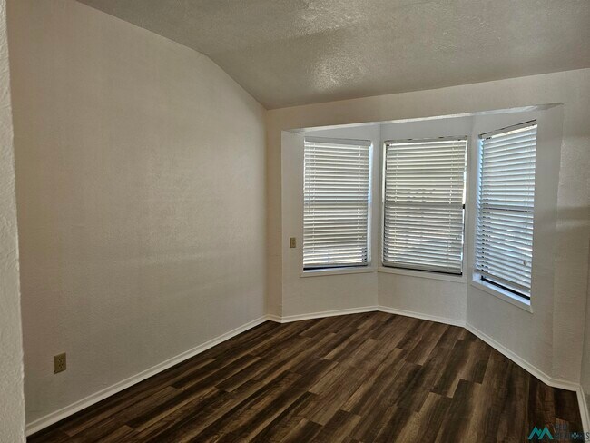 Building Photo - 921 W 16th St