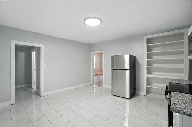 Building Photo - Newly Renovated, Large Home in Dayton!!