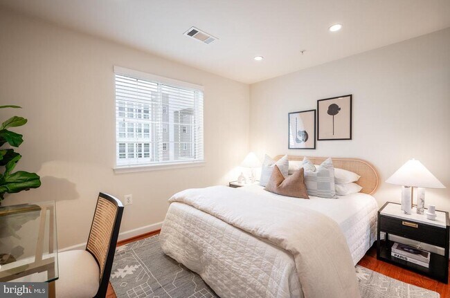 Building Photo - 4113 S Four Mile Run Dr