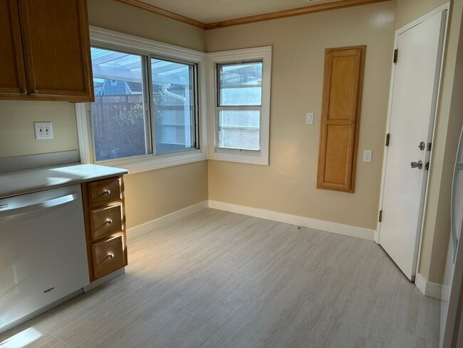 Building Photo - Epic REA - Great Home w/2 BR/1 BA Plus Bonus Loft in Mills Park Neighborhood