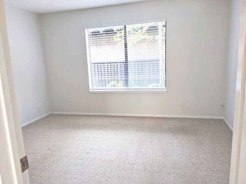 Building Photo - 3335 La Mesa Dr