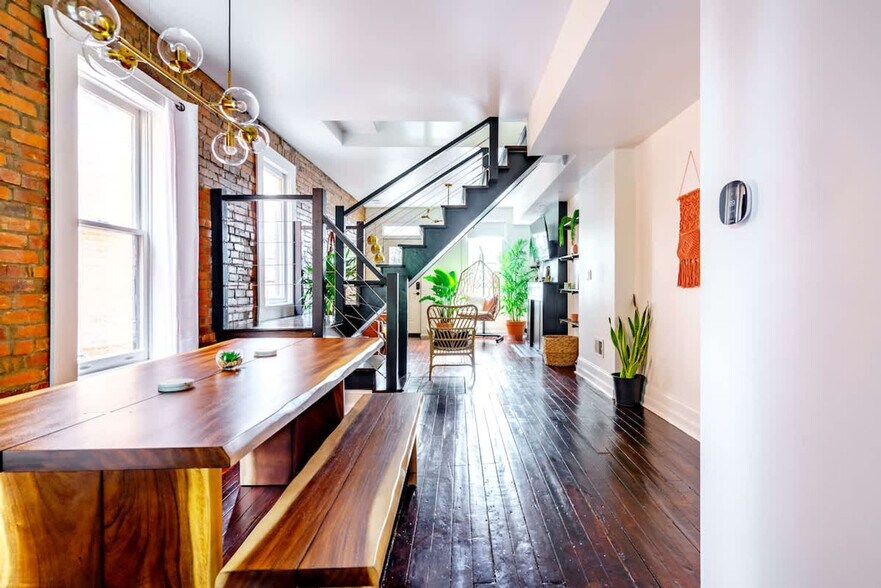 Building Photo - 98 Brickel St