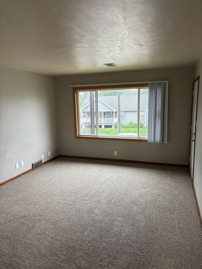 Building Photo - Eacker Rentals (1730 S 17th St)